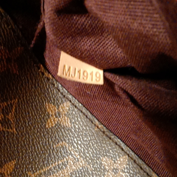 Louis Vuitton Monogram Melie Hobo - Picture 5 of 6